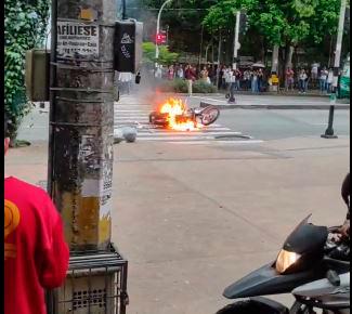 Los manifestantes volvieron a quemar una moto de la Policía. FOTO: CAPTURA DE VIDEO 