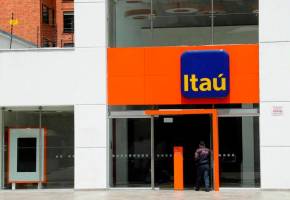 Itaú Unibanco enfrenta críticas tras despedir a mil trabajadores híbridos por “abuso de confianza” en su modelo flexible. FOTO: GETTY