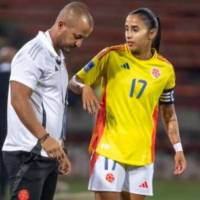 El técnico Ángelo Marsiglia le da instrucciones a Carolina Arias, unas de las jugadoras que regresa a la convocatoria tras superar una lesión muscular. FOTO JUAN ANTONIO SÁNCHEZ 