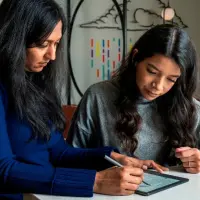 Algunos expertos creen que el oficio de los traductores se transformará en los próximos años por la presencia de la inteligencia artificial. Foto: Europa Press.