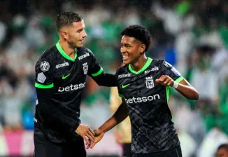 Matías Lozano celebra con Simón García su primer gol como profesional con Atlético Nacional en la Liga Betplay. FOTO CAMILO SUÁREZ 
