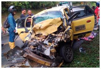 Todos los ocupantes del taxi resultaron lesionados en el accidente, en el que también estuvo involucrado un camión. FOTO Cortesía MiOriente