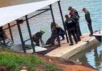 Los bomberos recuperaron de las profundidades de la represa el cuerpo sin vida de José Luis Asprilla Sibarra, quien murió ahogado. FOTO: CORTESÍA