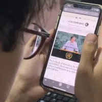 Botón “Seguir” en Google Discover para añadir a EL COLOMBIANO y recibir sus noticias en el feed personalizado del celular. FOTO Camilo Suárez
