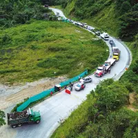 Invías continúa con las intervenciones en la vía Medellín-Quibdó, cuyo avance ronda el 62%. FOTOS MANUEL SALDARRIAGA