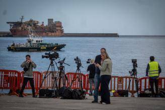 Una patrullera de la Guardia Civil en el Puerto de Granadilla, donde se espera la llegada del MV Hondius con pasajeros que podrían estar infectados con hantavirus, mientras los trabajadores del Puerto de Granadilla continúan realizando operaciones de refuerzo de seguridad y del perímetro antes de la llegada del MV Hondius a la isla de Tenerife. FOTO: AFP