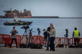 Una patrullera de la Guardia Civil en el Puerto de Granadilla, donde se espera la llegada del MV Hondius con pasajeros que podrían estar infectados con hantavirus, mientras los trabajadores del Puerto de Granadilla continúan realizando operaciones de refuerzo de seguridad y del perímetro antes de la llegada del MV Hondius a la isla de Tenerife. FOTO: AFP