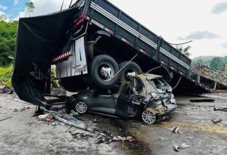 Un gran bloque de granito se desprendió de la carrocería de un camión e impactó al bus. FOTO: REDES SOCIALES