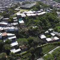 El morro de Moravia se encuentra invadido por viviendas sin licencia de construcción. FOTO Manuel Saldarriaga Quintero.