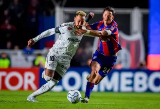 El brasileño Neymar fue titular con Santos en el duelo ante San Lorenzo por Copa Sudamericana, compromiso que se disputó en Argentina y terminó en empate 1-1. FOTO GETTY 