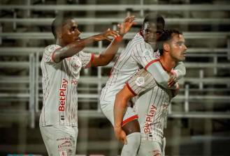Tomás Ángel celebra con sus compañeros la victoria ante Barranquilla que le da el paso a América a la semifinal de la Copa BetPlay en la que se medirá ante Internacional de Bogotá. FOTO TOMADA X@AmericadeCali