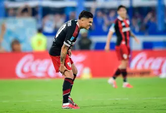 Este es el momento en el que Juan Fernando Quintero se toma la parte posterior de su pierna derecha, molestia que lo llevó a pedir el cambio y salió lesionado. FOTO: GETTY.