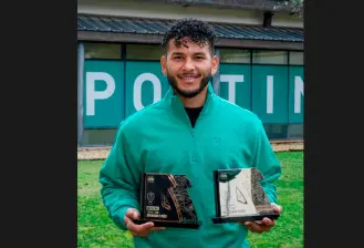 El delantero colombiano Luis Javier Suárez recibió los dos trofeos que lo exaltan como el Delantero y el Jugador del mes en Portugal. FOTO TOMADA X@SportingCP