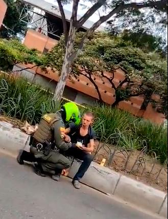El Policía alimentó a esta persona en la Avenida Oriental, frente al Parque de San Antonio, en Medellín. FOTO: Tomada del video
