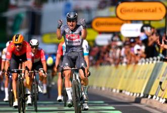 Jasper Philipsen celebra su victoria de etapa, en la fracción 16 del Tour de Francia. FOTO CORTESÍA @LeTour