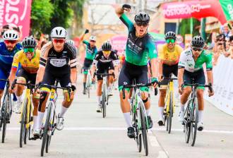 Este es el momento de la victoria de Daniel Arroyave en la etapa cinco de la Vuelta a Colombia. FOTO Prensa GW Erco SHIMANO