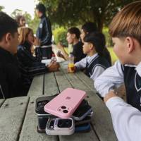 Autoridades educativas aseguran que con la restricción de pantallas y redes sociales en las aulas de clase han logrado reducir el ciberacoso escolar y la citación a peleas, pero además ha mejorado el rendimiento académico. Foto: Manuel Saldarriaga Quintero.