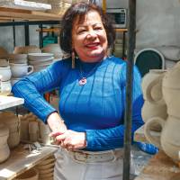 Entre moldes, arcilla y el trajín de una fábrica de El Carmen de Viboral, Olimpia Pabón Cardona cuenta la historia de la cerámica carmelitana. FOTO MANUEL SALDARRIAGA