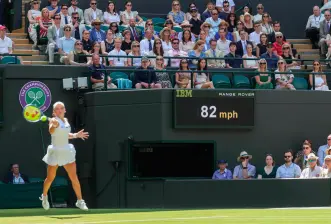 Los aficionados del tenis en Wimbledon no han podido despegarse del Mundial de Norteamérica y en medio de los juegos, se ha escapado una que otra celebración de gol. FOTO TOMADA X@WIMBLEDON 