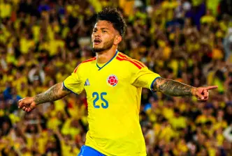 Luis Javier Suárez, delantero colombiano, luciendo la camiseta oficial de la Tricolor, que será la principal para los partidos en el Mundial de Norteamérica. FOTO CORTESÍA FCF 