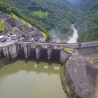 El puesto de Policía de Porce III, en jurisdicción de Guadalupe, Norte de Antioquia, fue atacado con drones cargados con explosivos este viernes 7 de agosto durante la jornada de posesión presidencial. Once uniformados custodian esa infraestructura estratégica de EPM. FOTO cortesía EPM