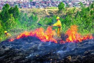 En Antioquia urge dotar mejor a los cuerpos de bomberos y abandonar prácticas que propician la aparición de incendios. FOTO Juan Antonio Sánchez