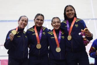 Mariana Pajón (izquierda) sumó oro en pista y mantiene vivo el reto de Los Ángeles 2028 junto a Juliana Gaviria, Manuela Loaiza y Stefany Cuadrado. FOTO COC