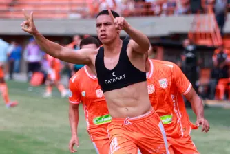 El delantero Stiwart Acuña marcó el tanto de la victoria de Envigado, y el cuadro naranja es el finalista en el torneo de ascenso. FOTO MANUEL SALDARRIAGA 