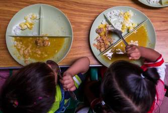 Además de la lactancia materna durante el tiempo establecido, es importante que los niños y niñas reciban una alimentación adecuada y con los nutrientes requeridos para su sano crecimiento y desarrollo. FOTO Julio César Herrera