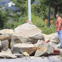 El deslizamiento en el sector Mirador de Santa Elena mantiene cerrada la vía en ambos sentidos, mientras avanzan las labores para remover el material y restablecer el paso. FOTO: Camilo Suárez