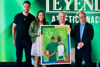 En la imagen aparecen Helio Neto, Carolina Ardila, Antonio José Ardila y el presidente de Chapecoense. FOTO MANUEL SALDARRIAGA 