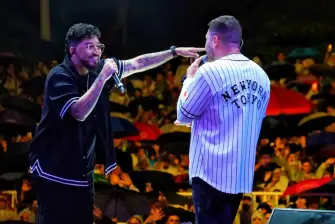 Lokillo y JP Martínez dieron un show de improvisación y trova durante media hora en el escenario del Festival Nacional de la Trova en Medellín. FOTO: Secretaría de Cultura de Medellín