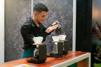 El café hace parte de las rutinas cotidianas de millones de colombianos, aunque sus preparaciones y formas de consumo varían según la región. FOTO: Colprensa. 