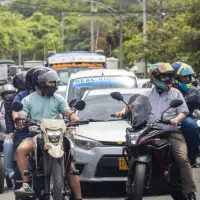 Las dos ruedas representan el 59,9% del total de los vehículos en el Valle de Aburrá, superando con amplia ventaja a los automóviles, que ocupan el segundo lugar con un 31,2%. FOTO Camilo Suárez. 