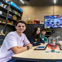 Los Lagartos Azules Relámpago con su premio al Espíritu de Equipo en el mundial de robótica juvenil en Houston. FOTO cortesía