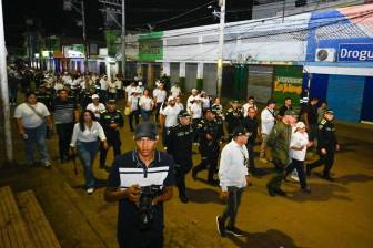 Funcionarios de la Gobernación de Magdalena y la Fuerza Pública acompañan la reapertura del comercio desde la madrugada. Foto: Gobernación del Magdalena.
