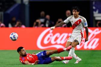 La pierna fuerte y el juego brusco fue la constante en el duelo entre Chile y Perú, por la Copa América. FOTO GETTY 