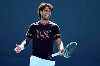 Carlos Alcaraz está de regreso en el circuito ATP, con nuevo look llegó al US Open para disputar los dobles con Serena Williams, antes del arranque del cuadro individual. FOTO GETTY 