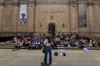 Así son las clases abiertas frente al Museo Nacional en protesta por retiro de obras. Foto: tomada de redes sociales X @AlejamillerR