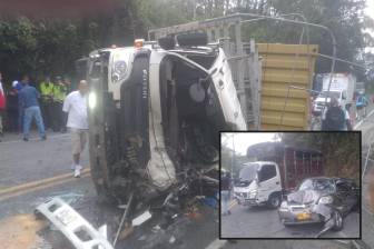 Así quedaron los vehículos involucrados en el accidente en Caldas. FOTO: Cortesía Denuncias Antioquia.