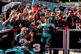 David Alonso celebra con su equipo el tercer lugar alcanzado en el Gran Premio de Austria, en el que descontó posiciones para confirmar su lugar en el podio. FOTO CORTESÍA ASPAR TEAM 