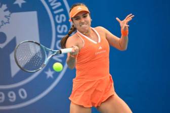 La tenista colombiana Camila Osorio en acción, este jueves en la madrugada tendrá un duro reto ante la checa Dominika Salkova, por el paso a la semifinal en Parma. FOTO GETTY 