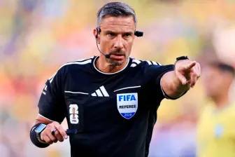 El árbitro esloveno Slavko Vinčić fue el designado por Fifa para la final del Mundial de Norteamérica entre España y Argentina. FOTO TOMADA X@FIFAcom