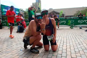 Valentina y Marco Antonio celebraron su compromiso tras cumplir con los 21 y 42k en la Maratón Medellín, que contó con 30.000 participantes en la edición 32 este 2026. FOTO CORTESÍA MARATÓN MEDELLÍN 