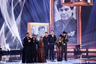 Los colombianos Paola Jara y Jessi Uribe (derecha) cantaron en el homenaje a Juan Gabriel junto a Yahritza y Su Esencia, Pablo Alborán y Carlos Rivera. FOTO: Christopher Polk/Billboard