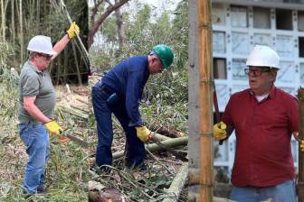Rodrigo Londoño y otros excabecillas de las Farc pagan condena impuesta por la JEP en cementerio de Pitalito, Huila. Fotos: @SAADfirmantes y @TimoComunes