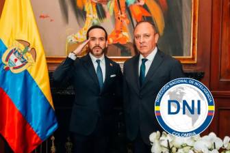 El general en retiro Jorge Andrés Zuluaga López, nuevo director de la DNI, junto al presidente Abelardo de la Espriella. Foto: Presidencia.