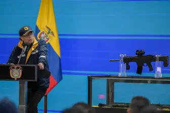 El presidente Gustavo Petro junto al fusil Jaguar, durante la presentación oficial en Soacha, Cundinamarca, el 8 de mayo de 2026. FOTO: CORTESÍA MINDEFENSA.