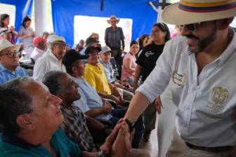 Tras entregar la totalidad de su primer haber mensual a dos ancianatos del municipio de Quimbaya, el presidente Abelardo de la Espriella confirmó que no cobrará su remuneración de gobierno. FOTO: Captura de video de redes sociales @ABDELAESPRIELLA