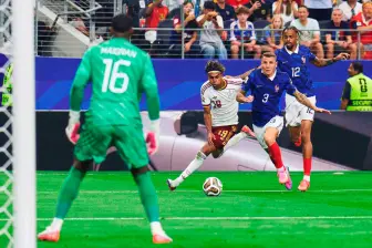 El joven Lamine Yamal, figura de España, quien acaba de cumplir 19 años, abrió el camino de la victoria ante Francia, ya que le cometieron una falta para el penal que anotó Mikel Oyarzabal. FOTO TOMADA X@SEFutbol